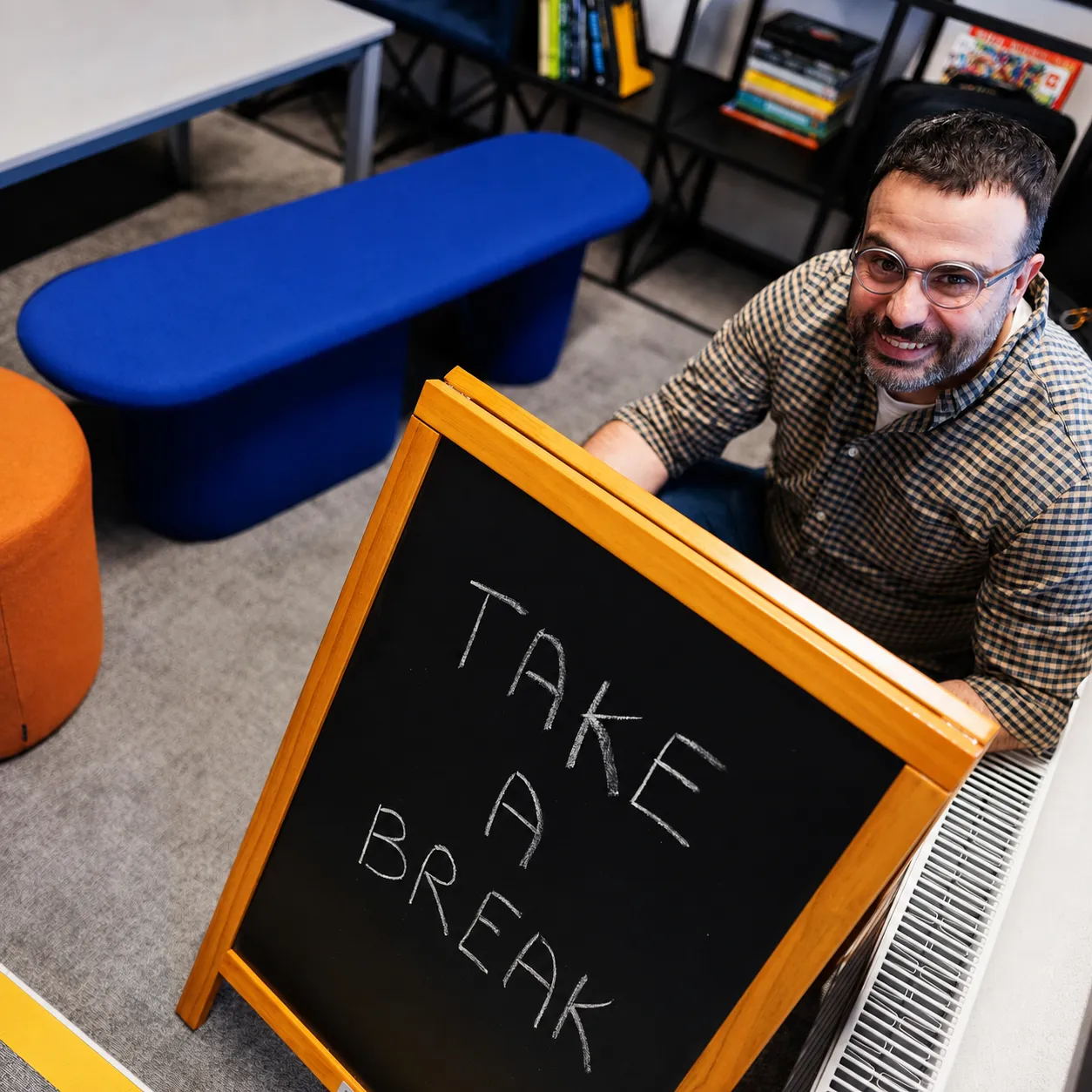 Take A Break įkūrėjas Gian Luca Demarco su Take A Break lenta