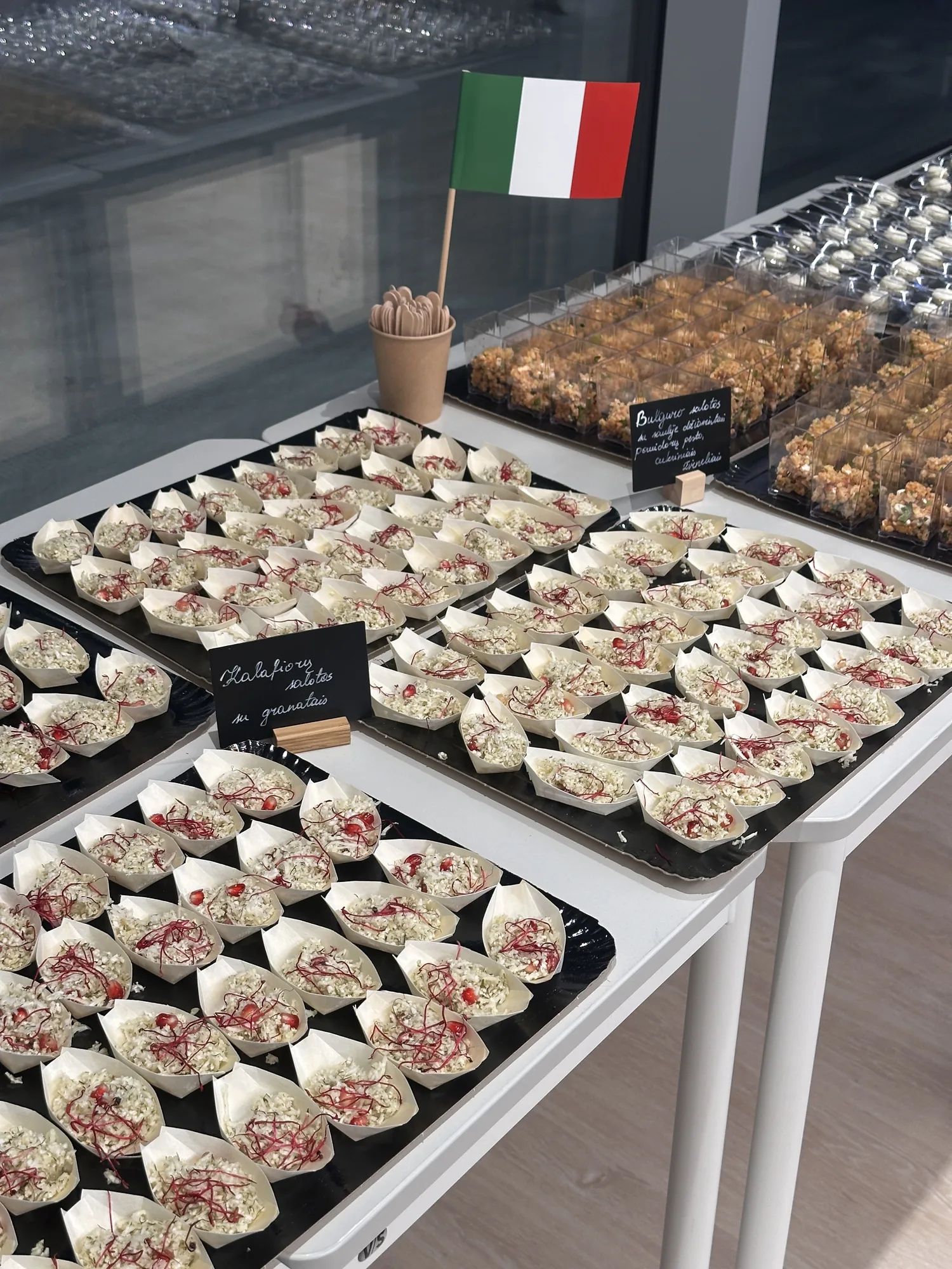 Mažomis porcijomis paruoštos spalvingos salotos maisto degustacijai